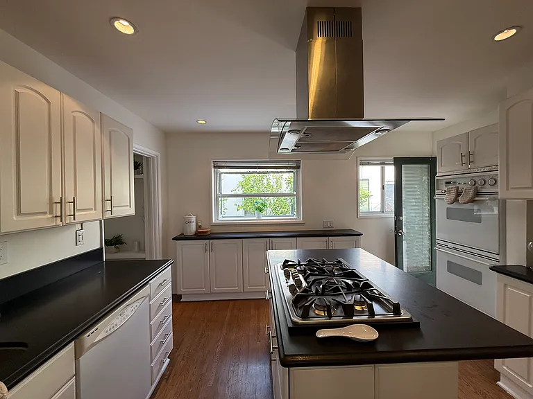 8748 Ashcroft Ave — Photo 21