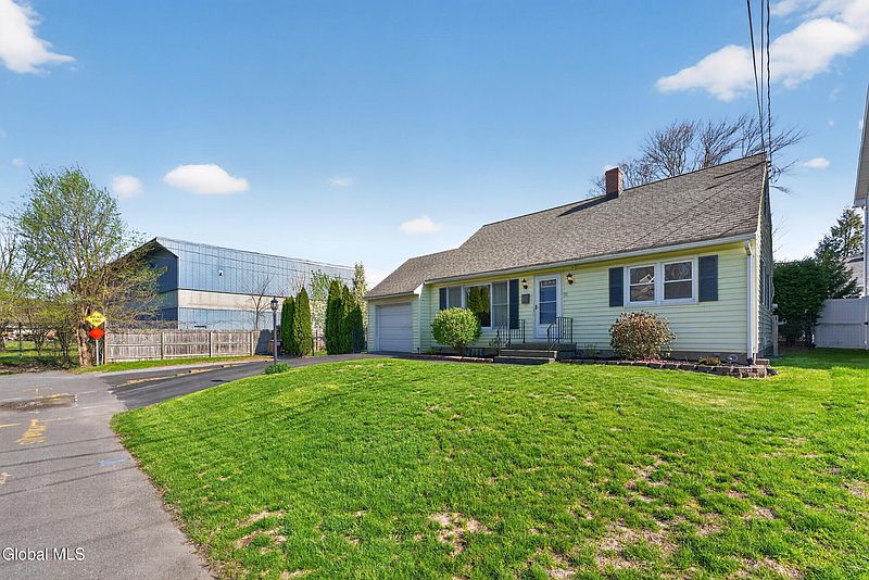 3rd image of 25 Woodbine Avenue