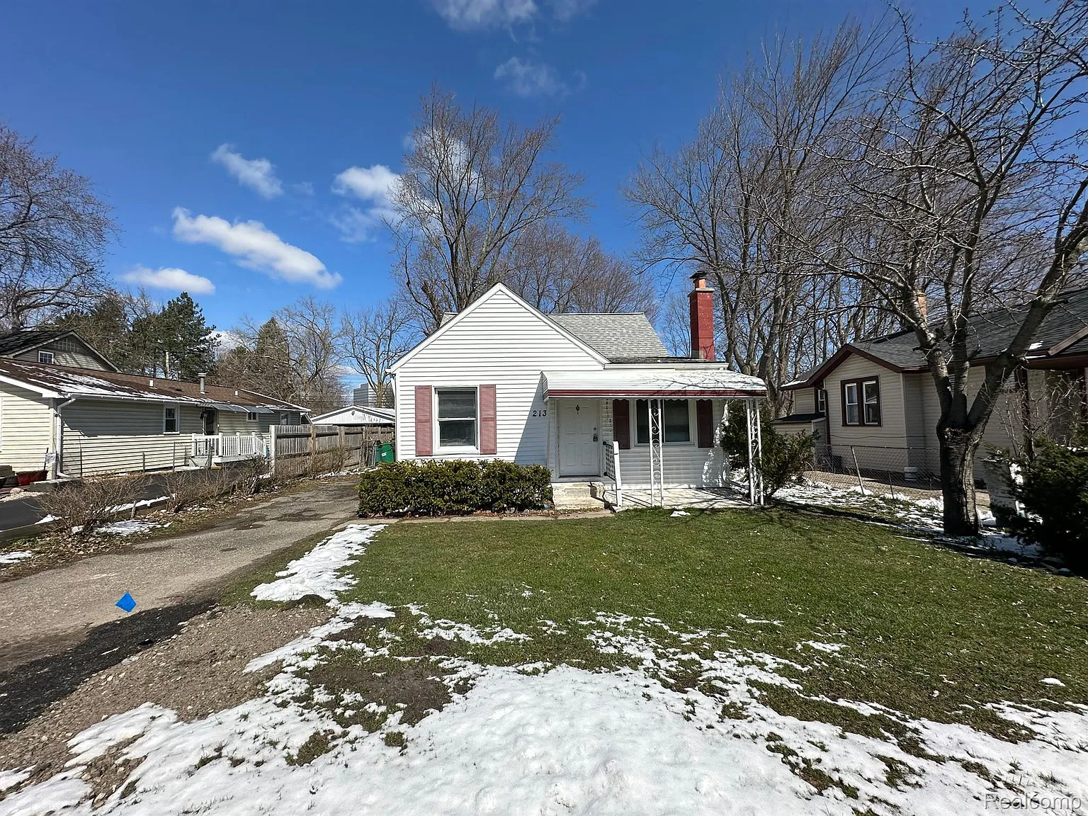 213 Hickory Dr photo 1