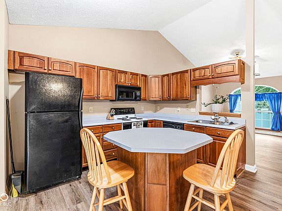 4th image of 900 Elmwood Dr