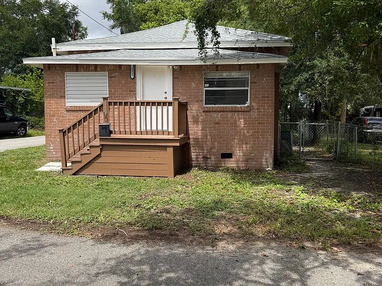 252 Claude St — Photo 1