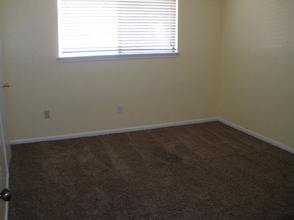 4th image of 1017 Oleander St