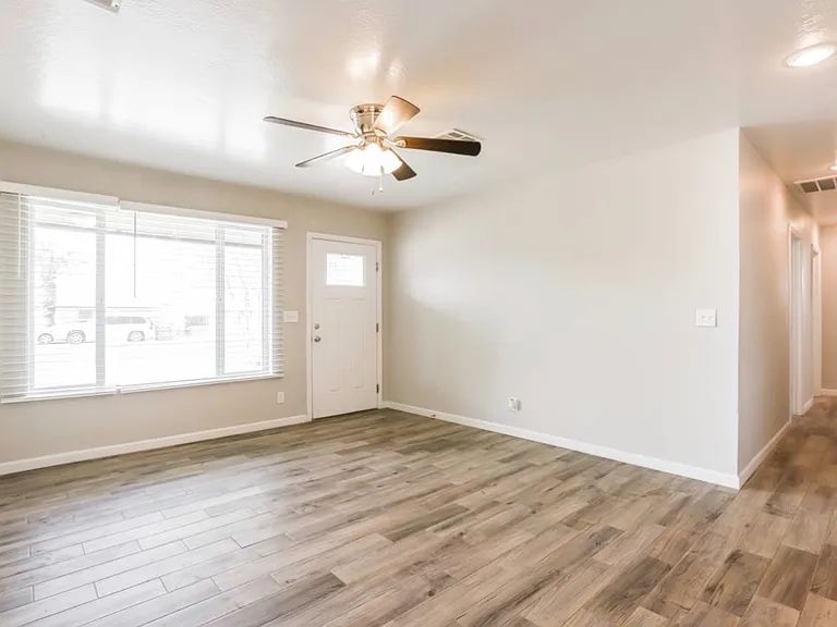 815 E Mountain View Rd — Photo 2