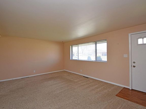 3rd image of 904 Birchwood Dr