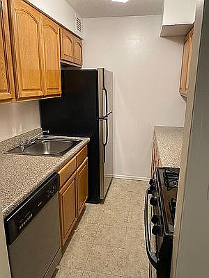 2nd image of 5421 Sylvan Ave APT 1J