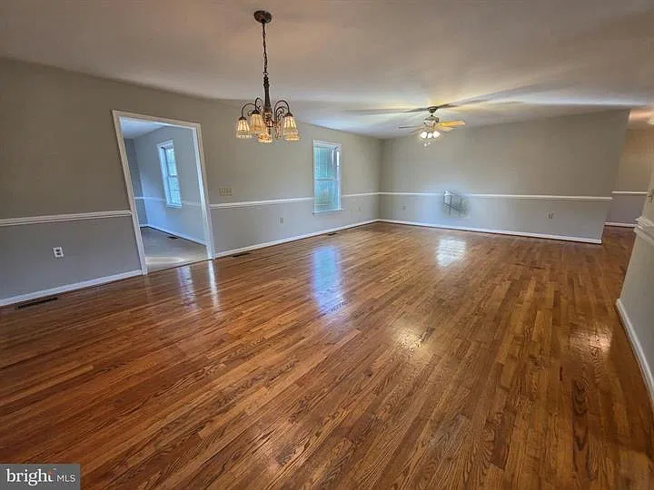 3 bed, 2376 sqft, $2,450 — Photo 3