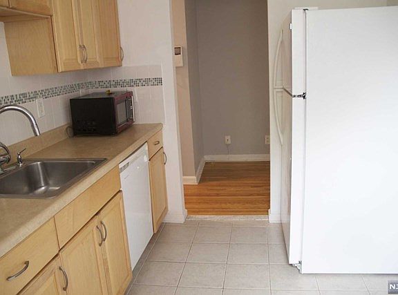 4th image of 2350 Linwood Ave #3H-503H