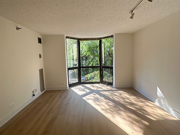 3rd image of 1143 N Wells St #305