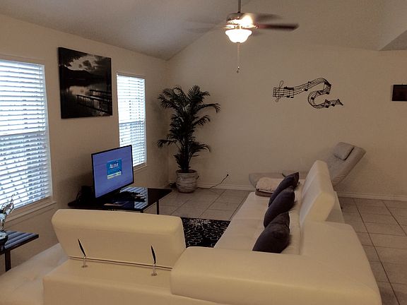 2nd image of 214 Colima St