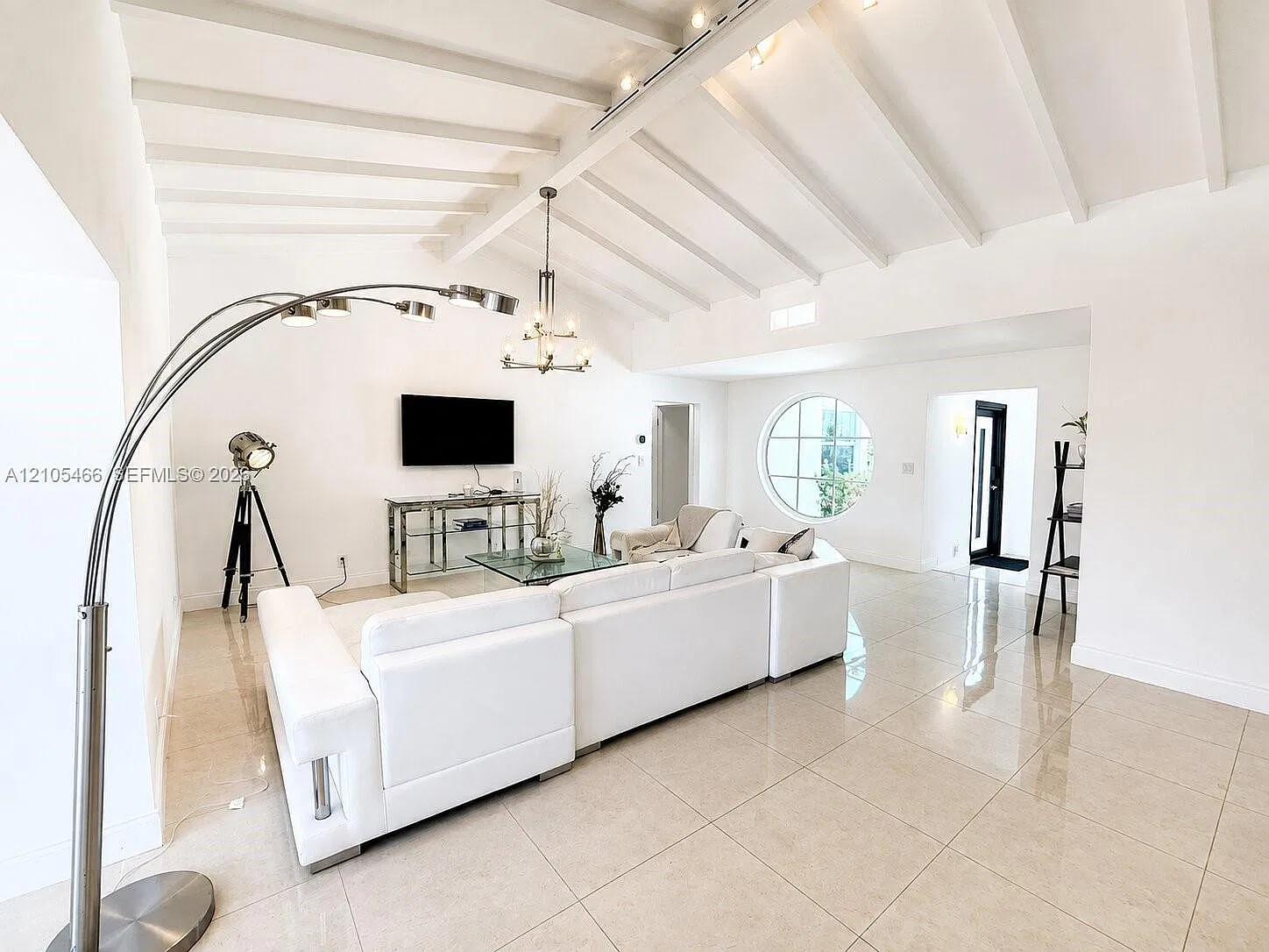 4 bed, 4.0 bath, 2400 sqft, $8,900 — Photo 2
