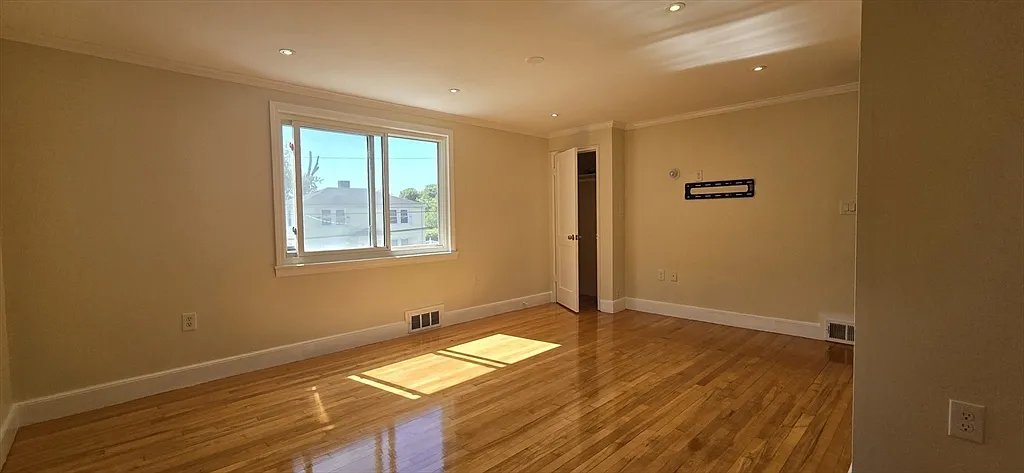 3 bed, 1.0 bath, 1000 sqft, $3,300 — Photo 4