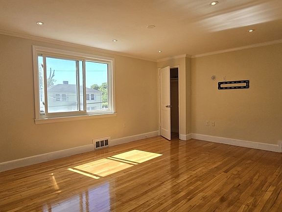 4th image of 84 Gladeside Ave #2