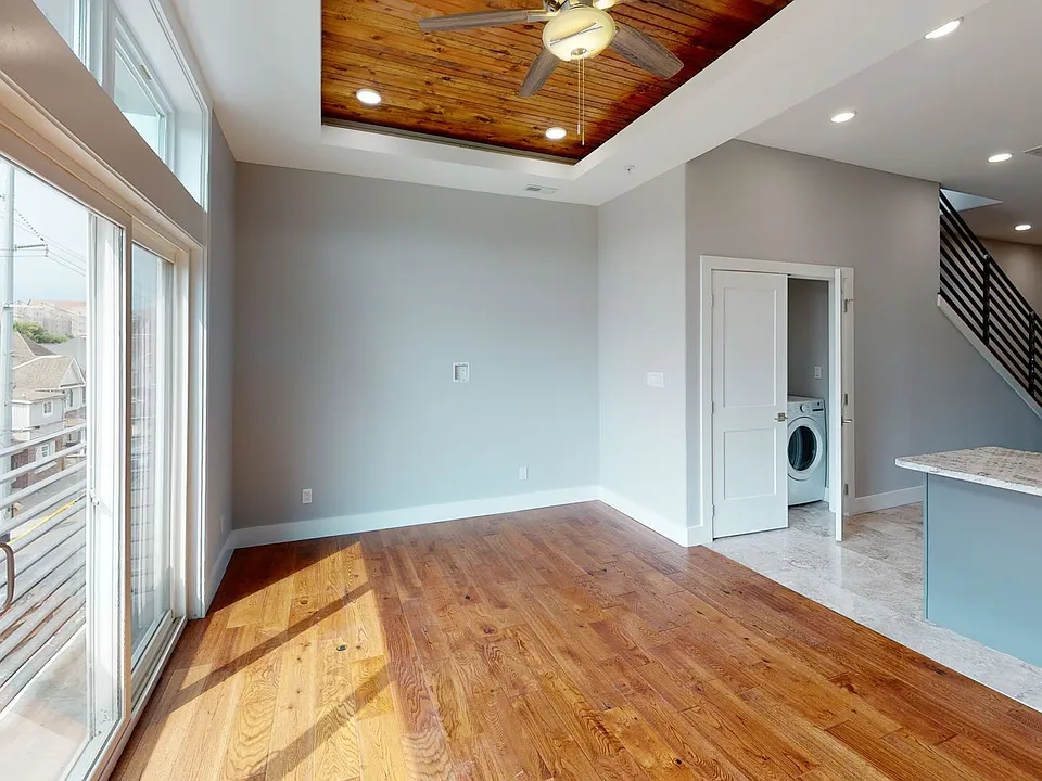 1117 Laurel Ave #302