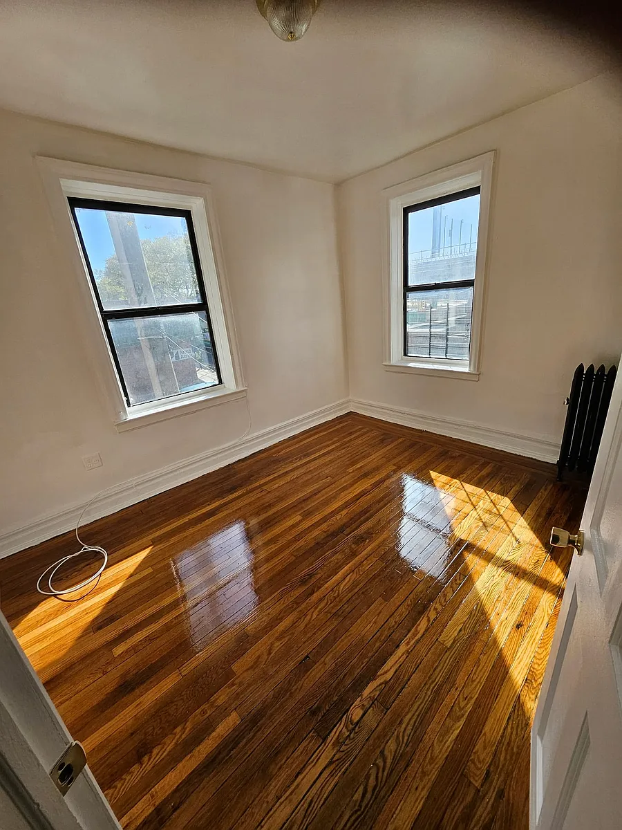 Building Photo - 1 E 213th St #8B