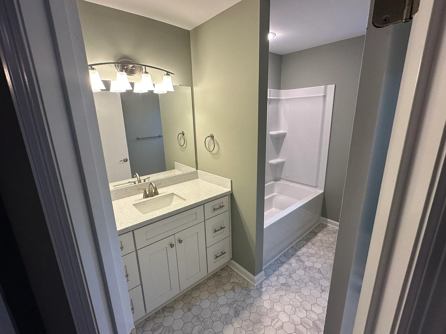 3 bed, 1700 sqft, $2,300 — Photo 4