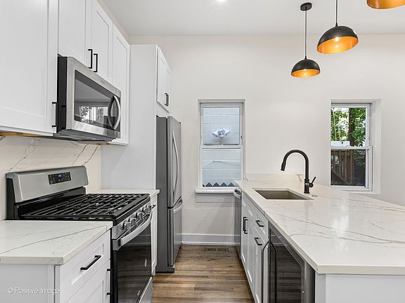 3rd image of 2142 N Maplewood Ave #1R