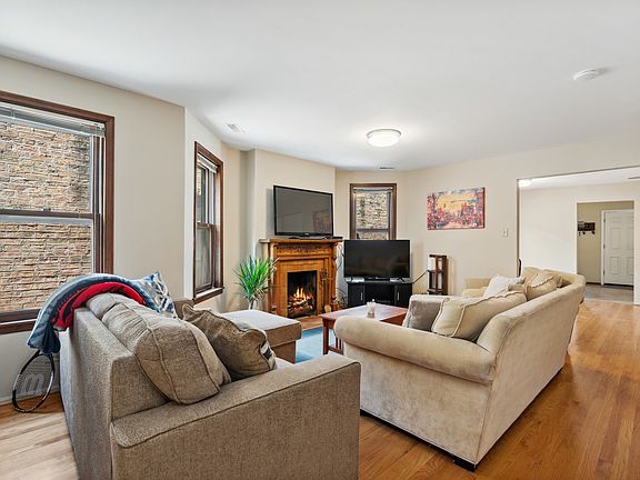 2nd image of 922 W Fullerton Ave #2