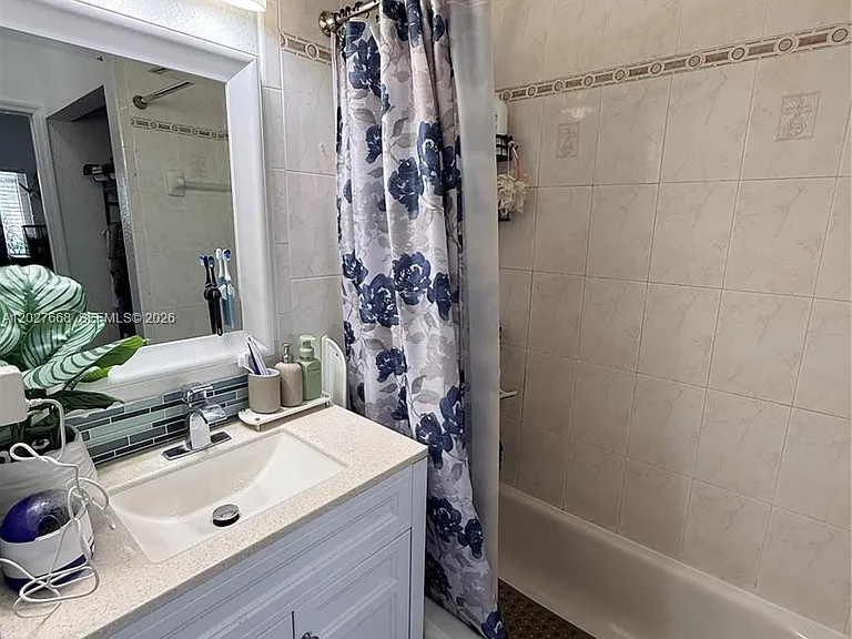 340 E 5th St #202 — Photo 31