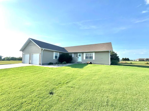 803 Hillcrest Dr, Clay Center, KS 67432