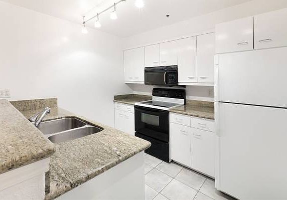4th image of 1945 Washington St APT 603