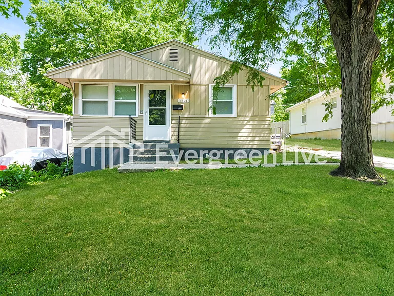 1124 E 84th Ter — Photo 1