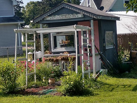3rd image of 811 NE 2nd St