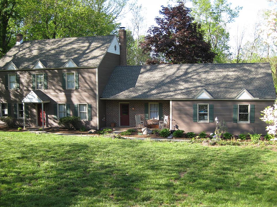 Colonial - 5 Br/2 Bath