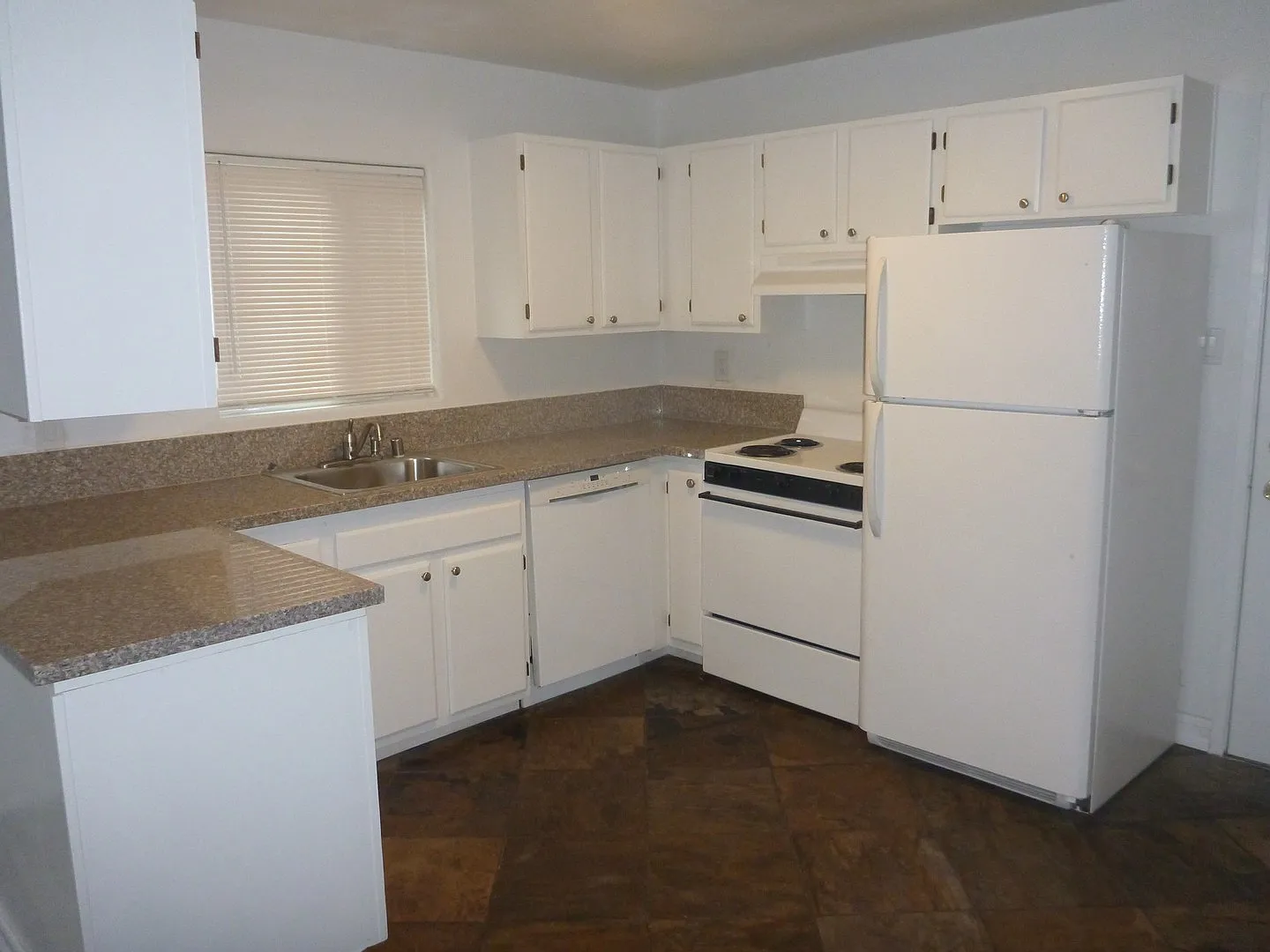 2 Bed, 1 bath in Incline Manor Condo Compex — Photo 3