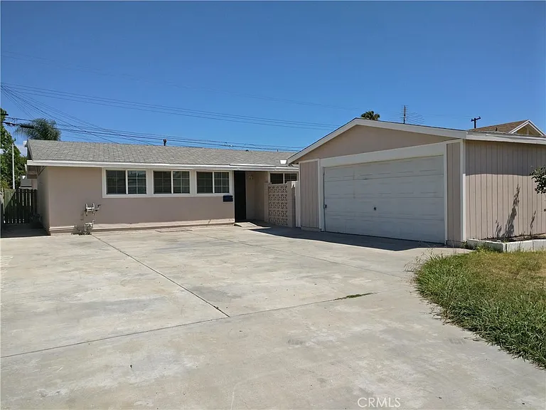 1024 N Orange Blossom Ave — Photo 2