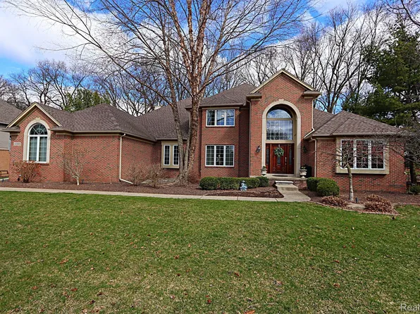 5500 Bridge Trl E, Commerce Township, MI 48382