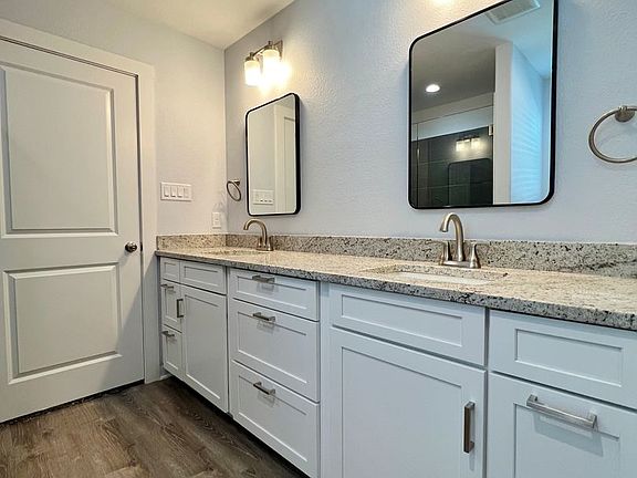 5th image of 4717 Medina St
