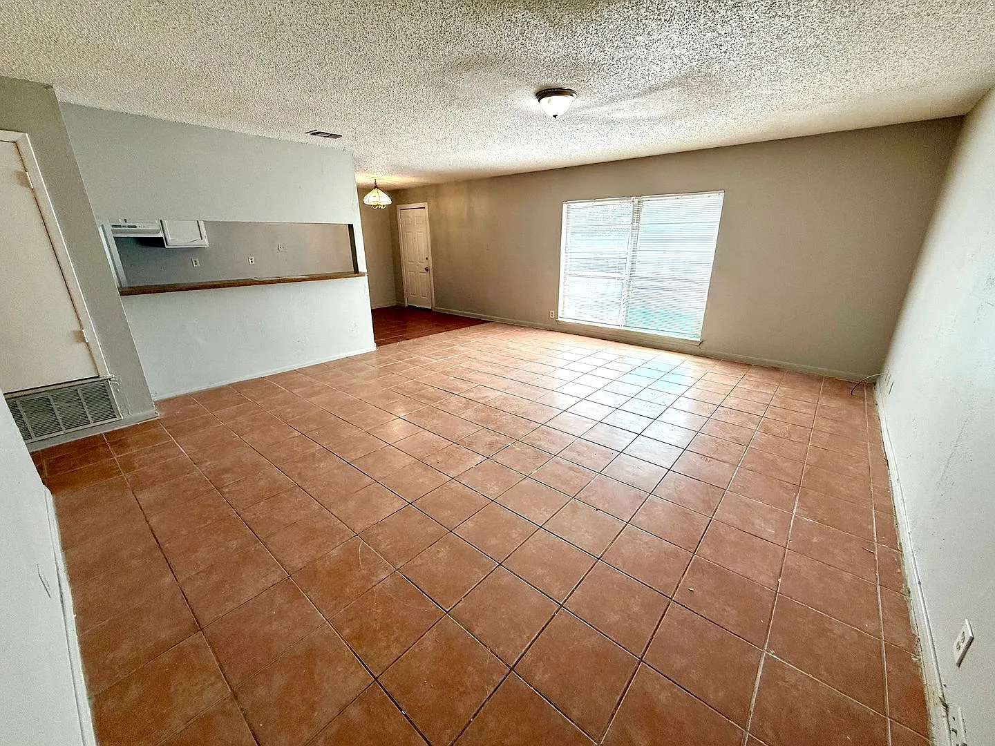Charming 2-Bedroom Duplex with Fenced Backyard & Detached Garage! — Photo 4