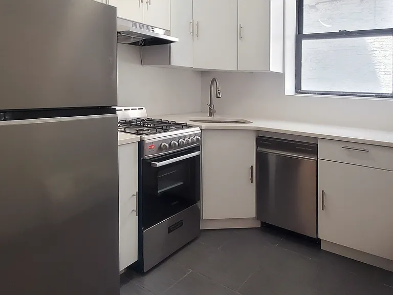 306 W 51st St #3D — Photo 3