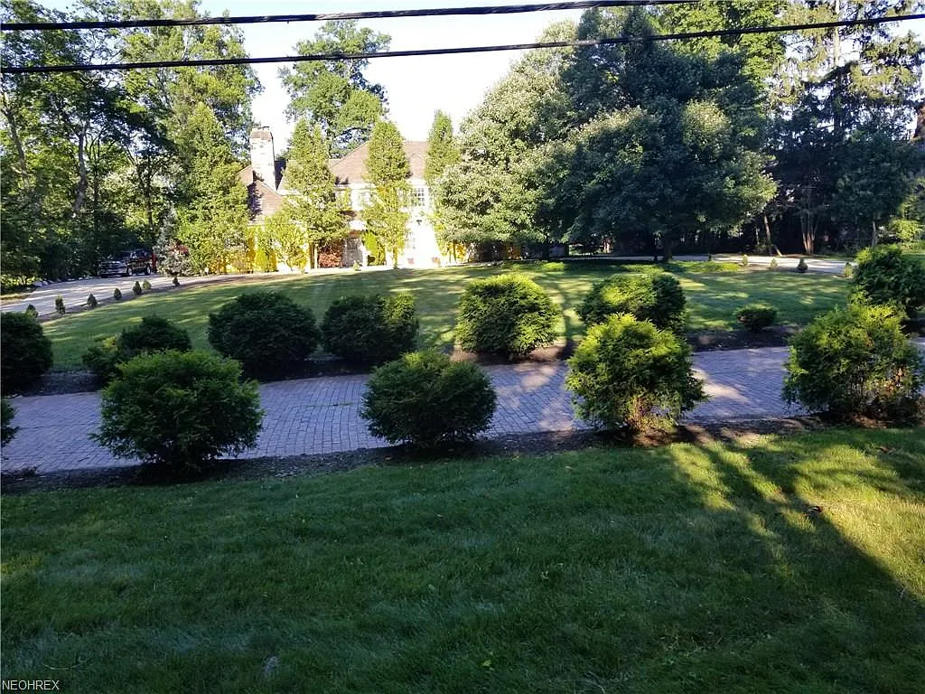 1600 Oakwood Dr photo 1