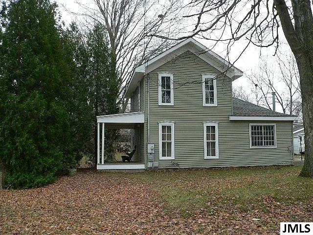 317 Russell St photo 1