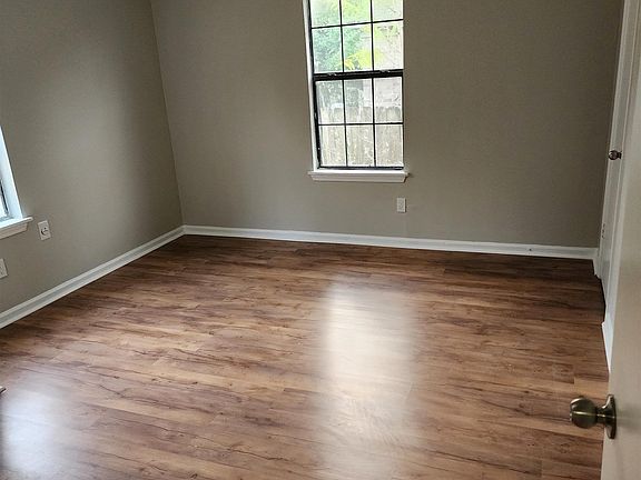 5th image of 1363 Orgill Ave E