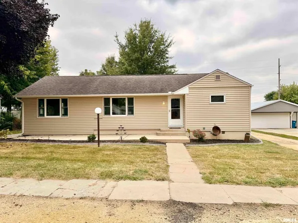 209 Grove St, Calamus, IA 52729