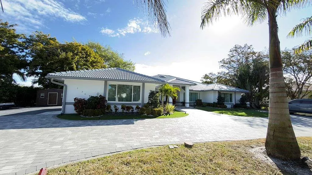 4 bed, 3.5 bath, 3609 sqft, $10,000 — Photo 2