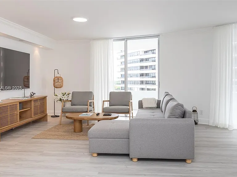 5161 Collins Ave #812 — Photo 35