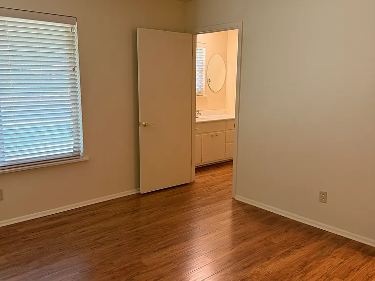 109 E Highway St — Photo 16