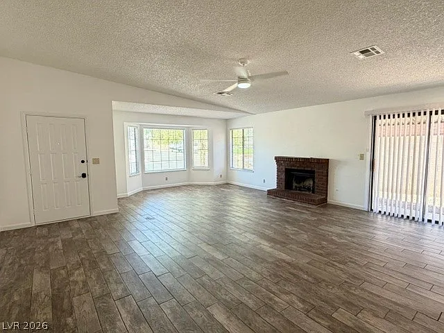 4 bed, 2.0 bath, 1880 sqft, $2,395 — Photo 3