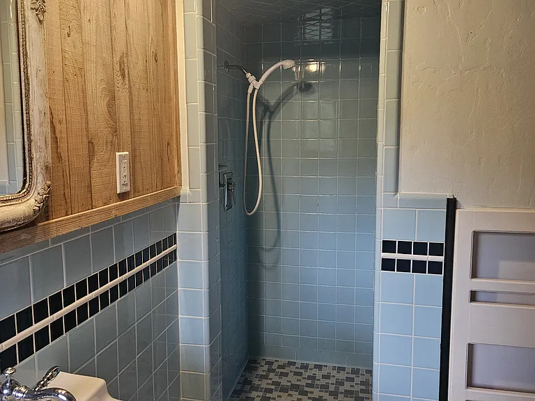 Best shower in Pope County!! Hot with great water pressure. Magazine rack for serious study.