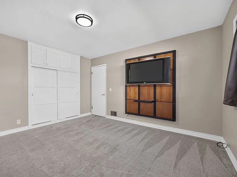 1201 W Baker Ave — Photo 26