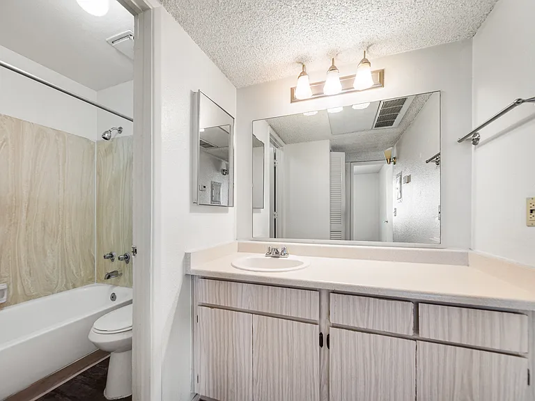 Valley View Apartments — Photo 15