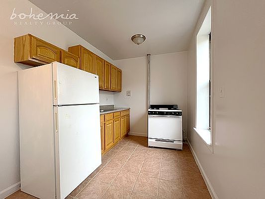3rd image of 2 Adrian Ave APT 51B