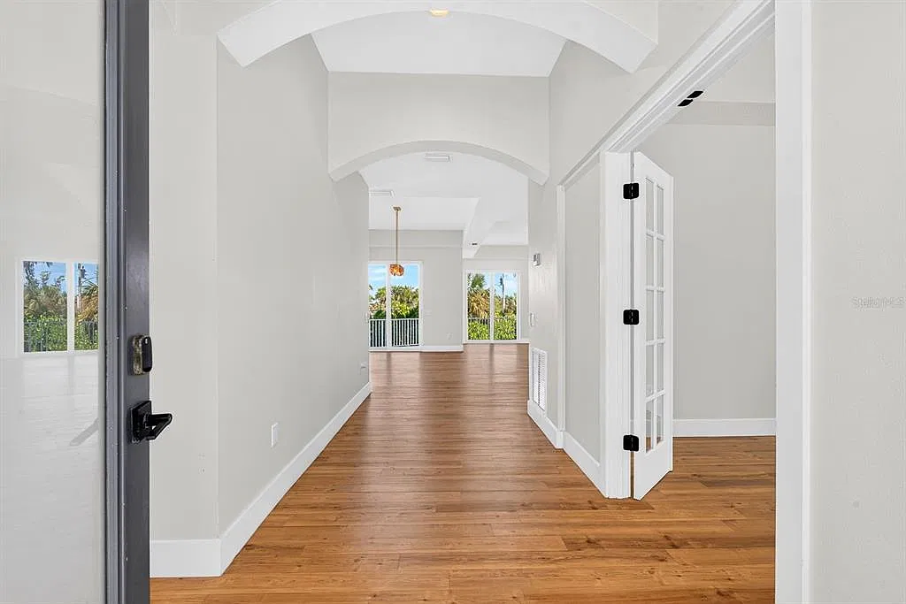 4 bed, 6.0 bath, 3774 sqft, $13,000 — Photo 4