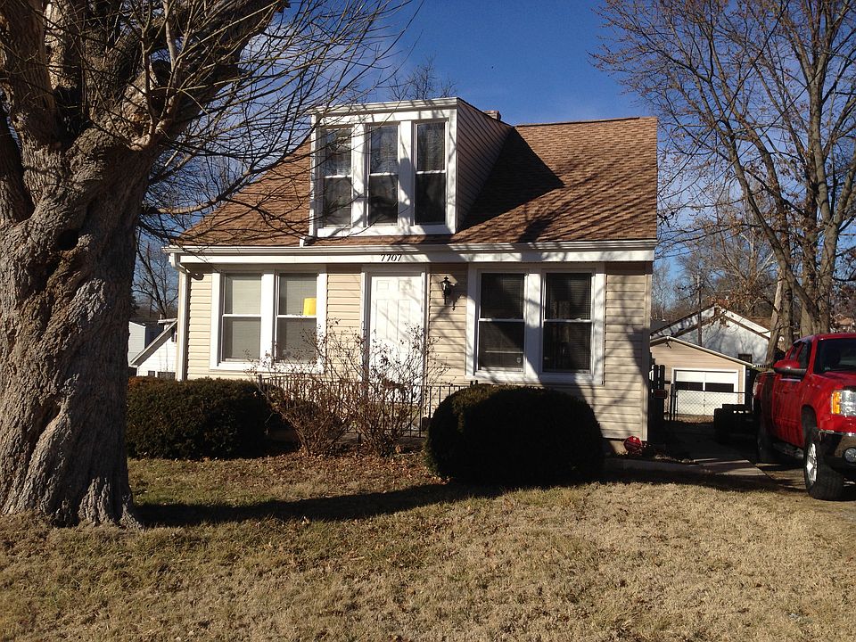 2car garage to the right. 