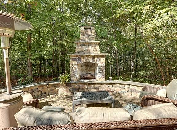 3rd image of 10525 Silverthorn Ct