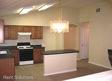 3rd image of 30510 Tremont Dr