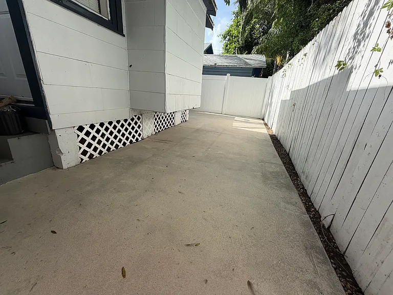 1150 Highland St S — Photo 18